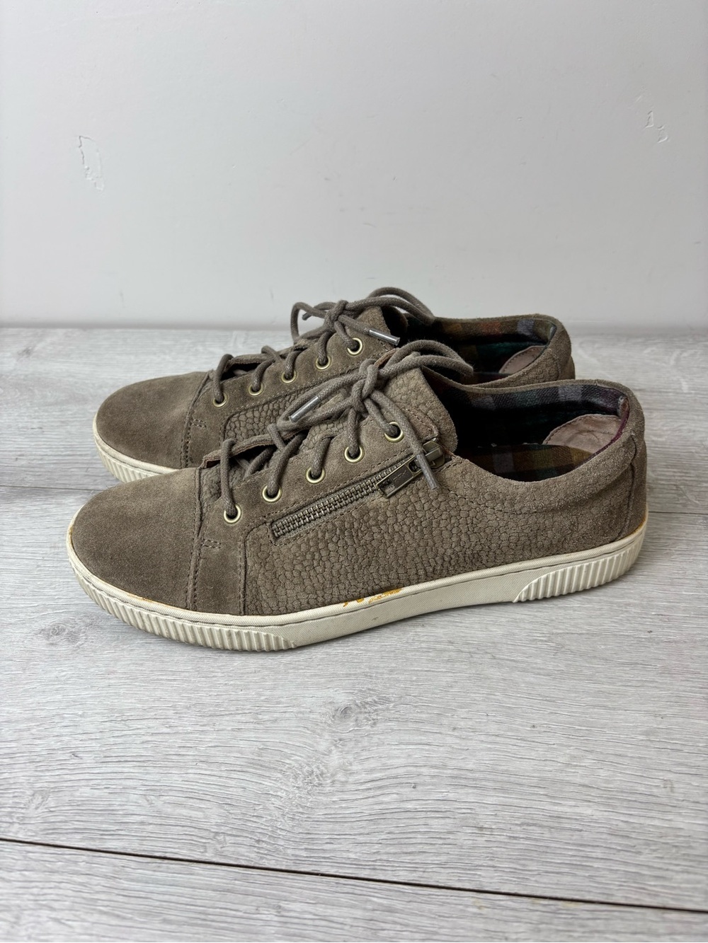 Born Tamara Suede Lace-Up Sneakers Taupe Textured Leather Side Zip Women’s 8.5M - Picture 3 of 10